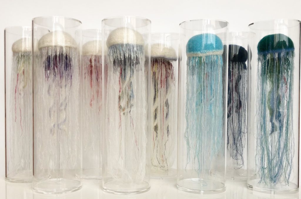 Tsuyu Bridwell, Water / Mother, 8 jellyfish, Wool, Plexiglas, diam 15cm, 50cm, 1'200 .- CHF each