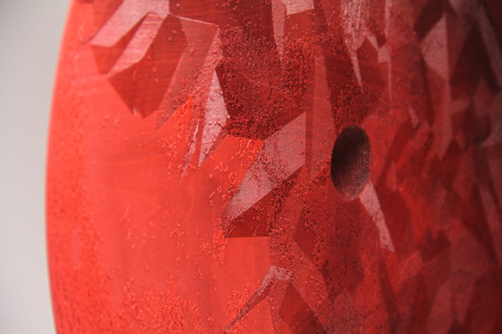 Jérome Blanc, detail, Lune Rouge, Erable ondé, teinté rouge Prix 4500.-  Dim ø: 42cm
